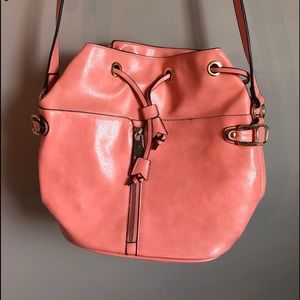 Crossbody adjustable strap.